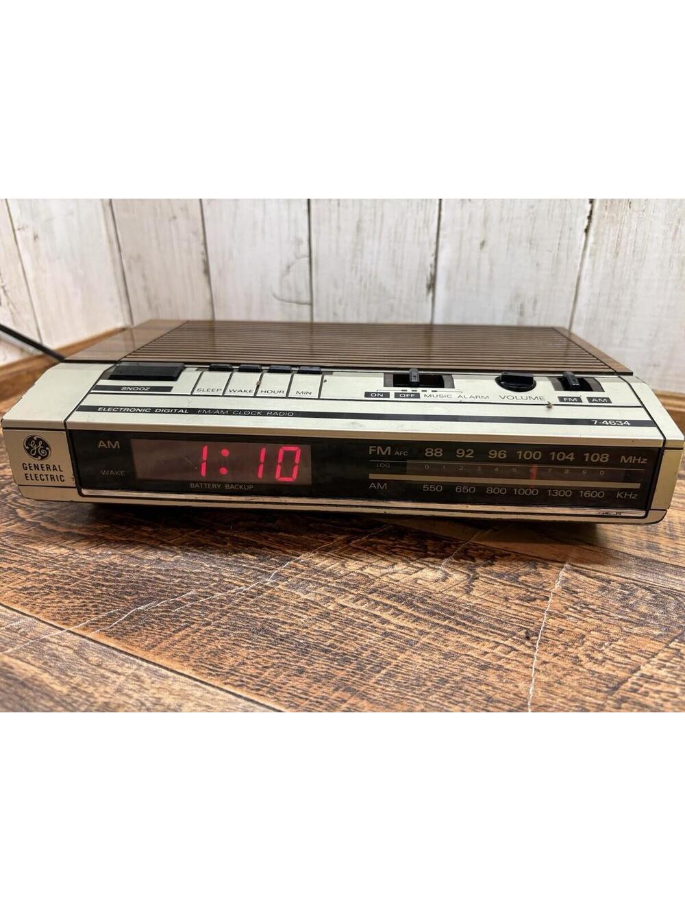 Vintage GE Clock Radio Model 7-4634 Woodgrain Silver Retro Alarm Clock 80s Works